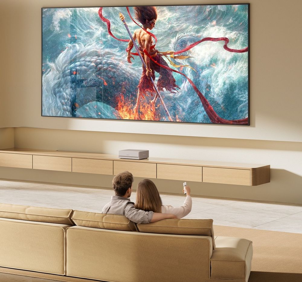 Orico MetaHome Pro conectado a uma TV numa sala de estar, casal assistindo filme no sofá